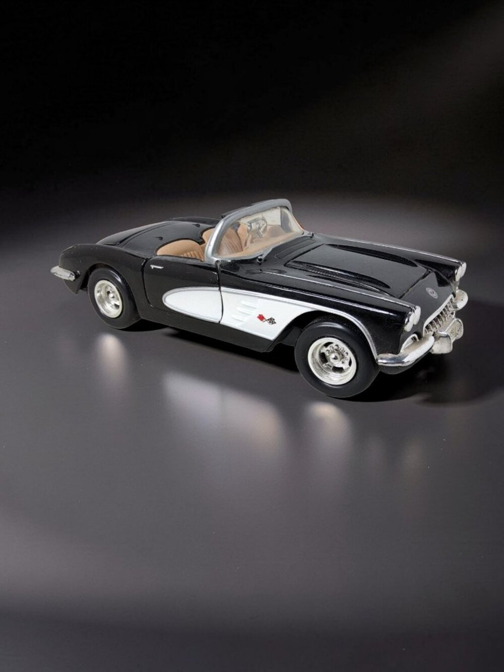 Vintage Motor max 1959 Chevrolet Corvette Convertable 1:24 Scale Die Cast Model